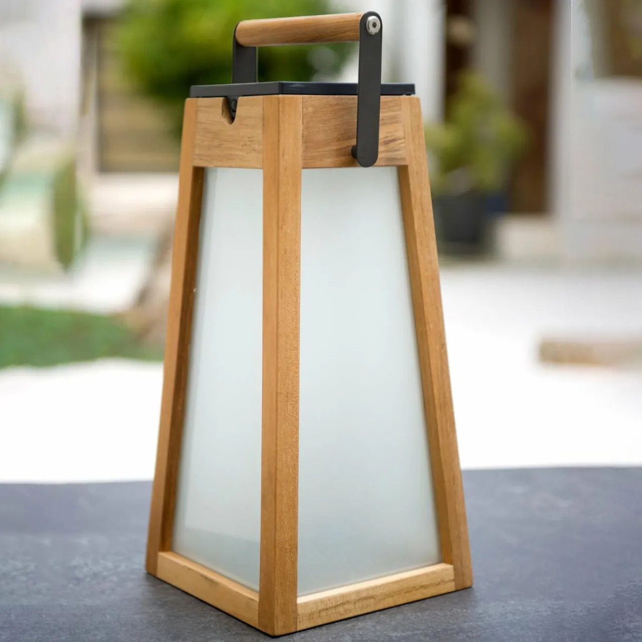 lanterne_solaire_led_tecka_teck_naturel__cm_0.webp Les Jardins Lanterne solaire LED Tecka, teck naturel, 39 cm^ Lampes Décoratives