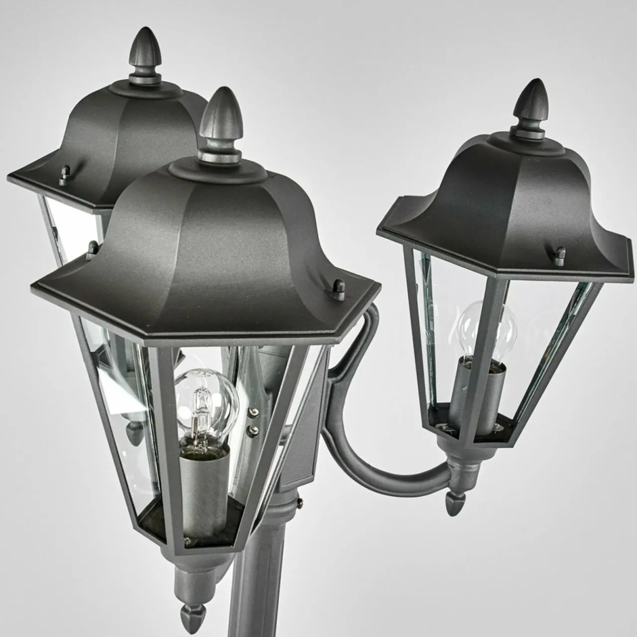 lindby_lampadaire_dextrieur_edana__flammes_gris_aluminium_1.webp Lindby Lampadaire d'extérieur Edana, 3 flammes, gris, aluminium^ Lampadaires D'Extérieur