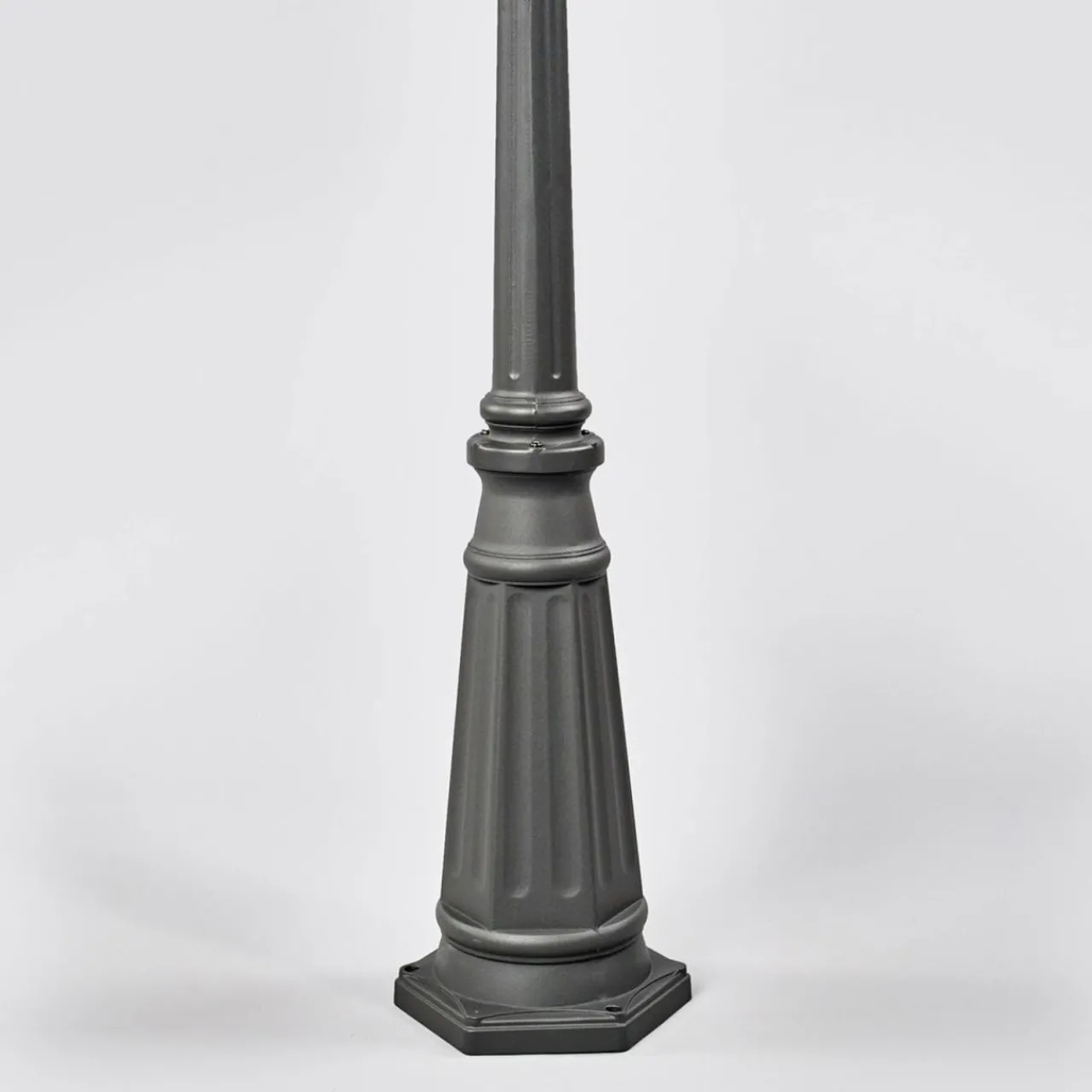 lindby_lampadaire_dextrieur_edana__flammes_gris_aluminium_2.webp Lindby Lampadaire d'extérieur Edana, 3 flammes, gris, aluminium^ Lampadaires D'Extérieur