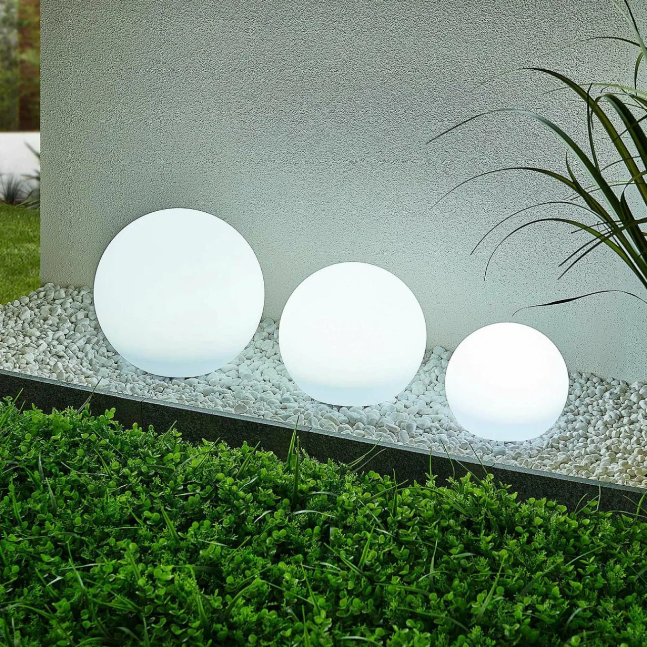 Lindby Lampes solaires LED Lago, RGBW, set de 3 boules, piquet de terre^ Lampes Décoratives
