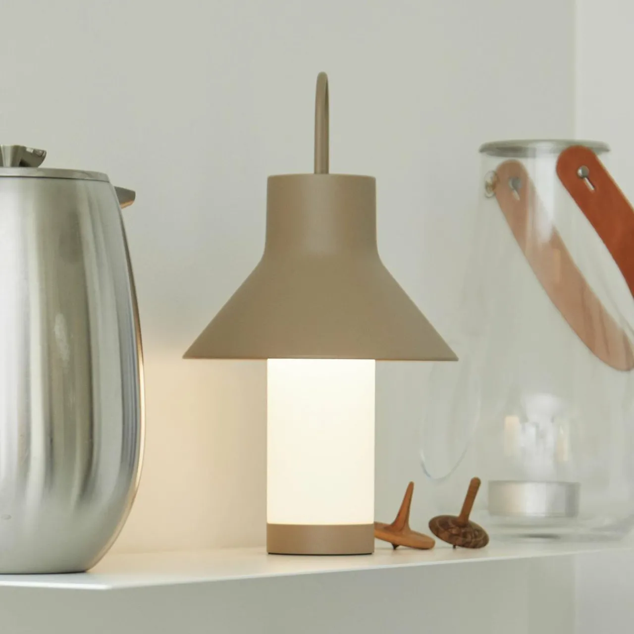 loom_design_lampe__poser_led_rechargeable_shadow_small_beige_ip_0.webp LOOM DESIGN Lampe à poser LED rechargeable Shadow Small, beige, IP65^ Lampes Décoratives
