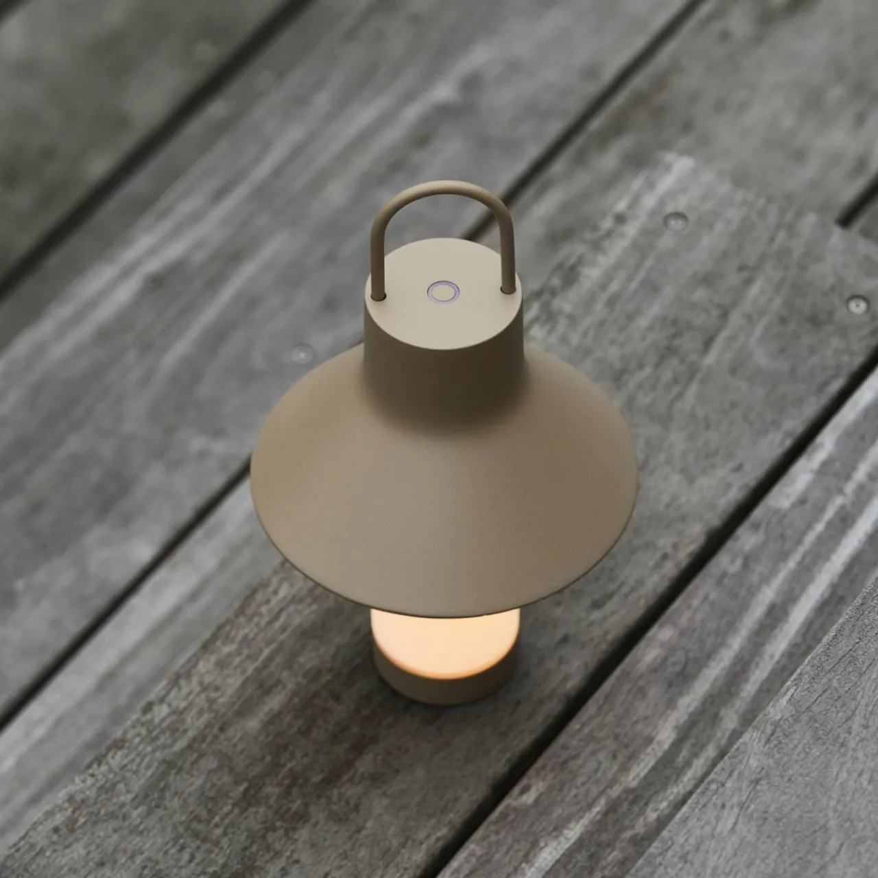loom_design_lampe__poser_led_rechargeable_shadow_small_beige_ip_6.webp LOOM DESIGN Lampe à poser LED rechargeable Shadow Small, beige, IP65^ Lampes Décoratives