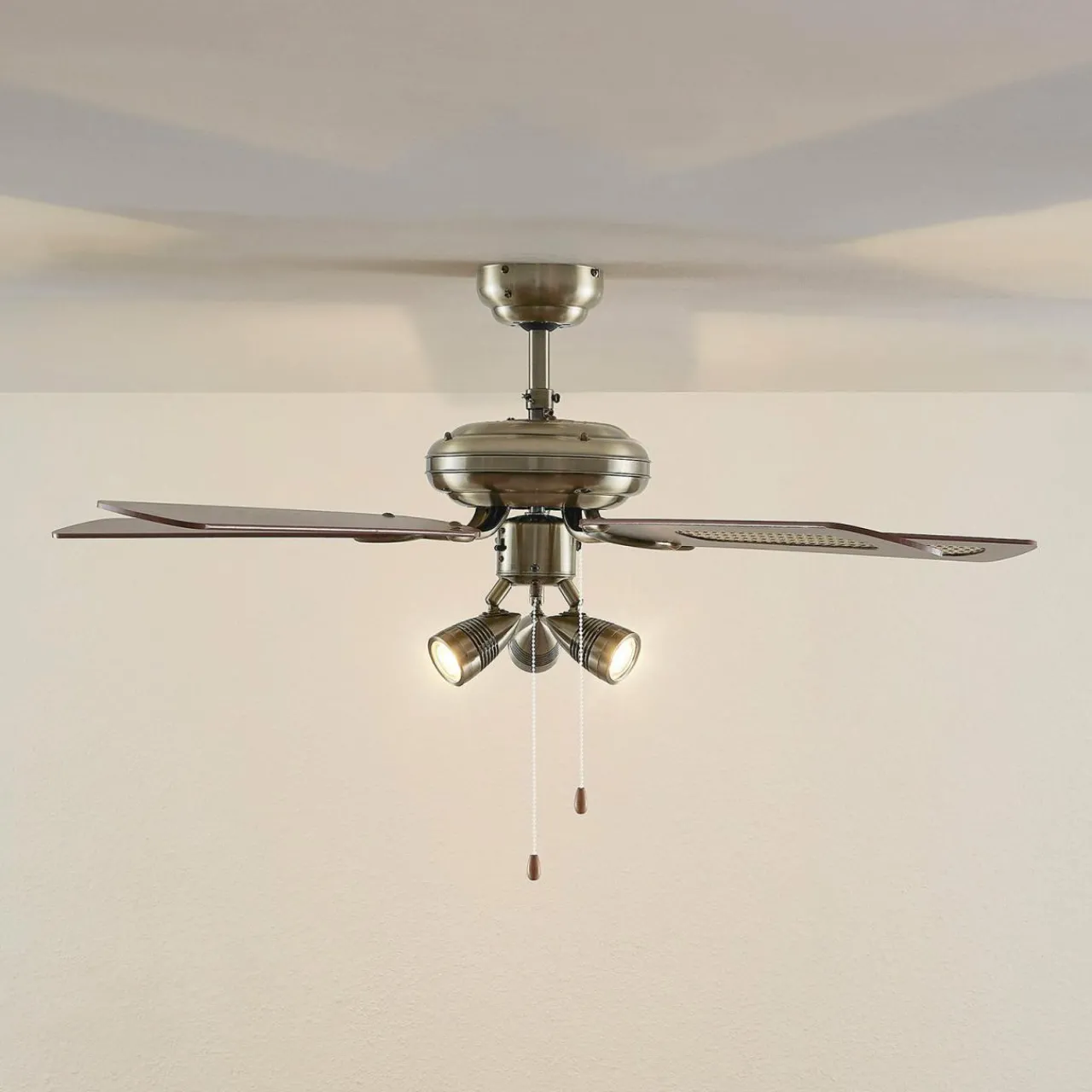 lucande_ventilateur_de_plafond_avec_lumire_anariki_silencieux_laiton_1.webp Lucande ventilateur de plafond avec lumière Anariki, silencieux, laiton^ Ventilateurs
