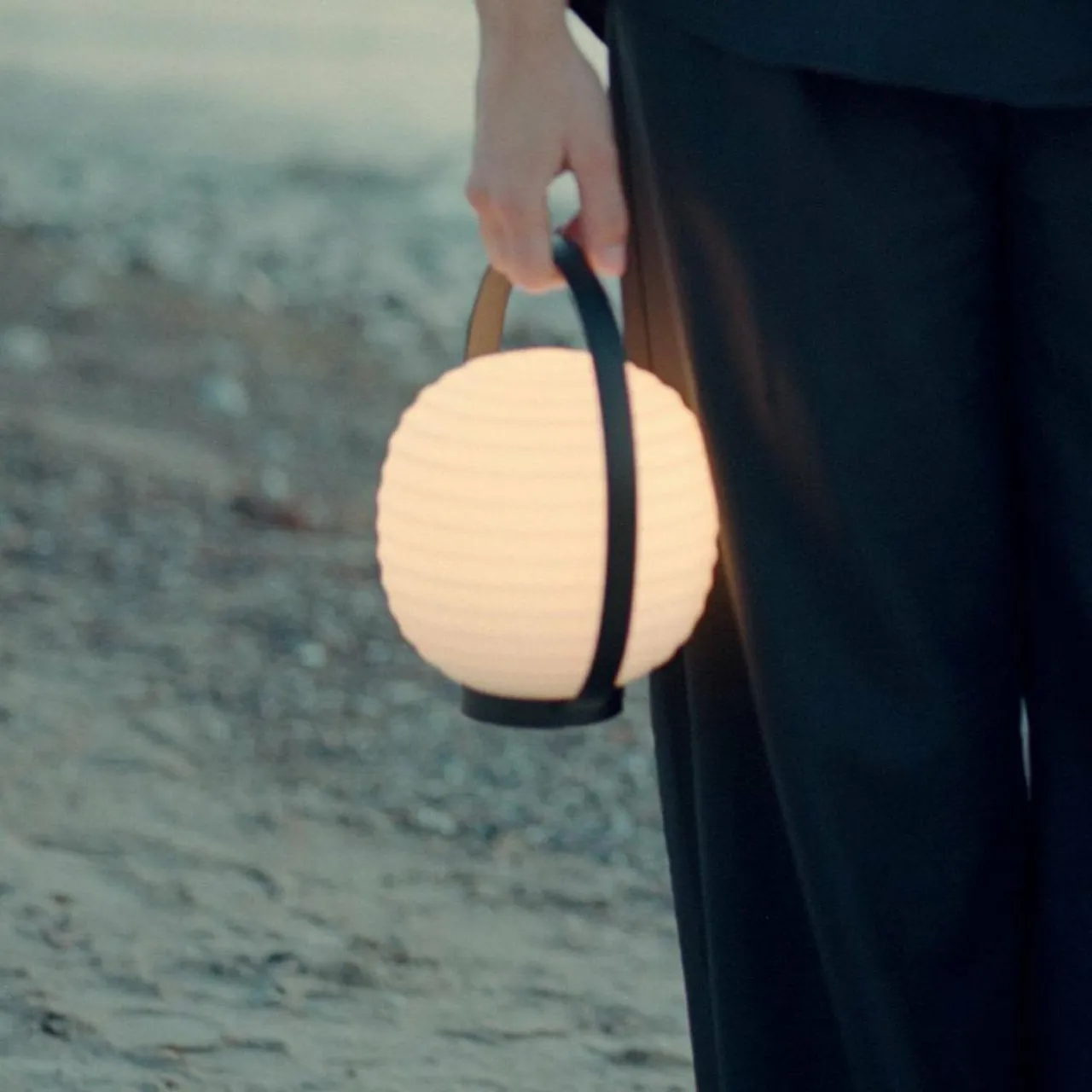 New Works lampe de table LED rechargeable Lantern, blanc, verre, intensité^ Lampes Décoratives