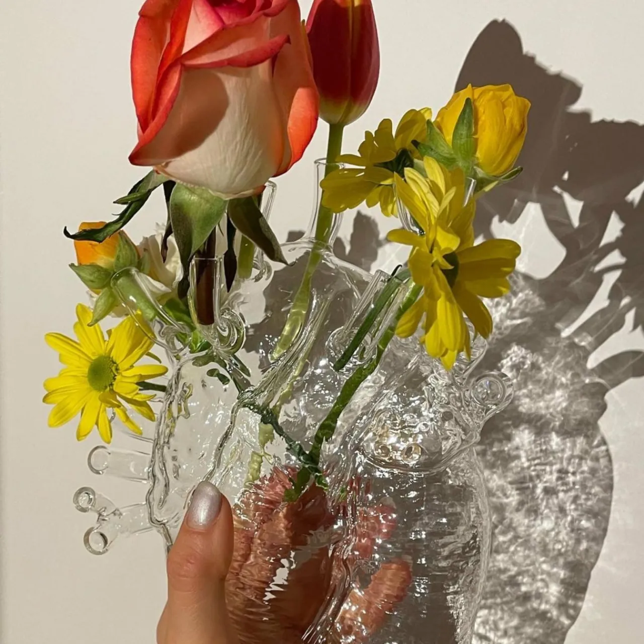 seletti_vase_love_in_bloom_transparent_hauteur__cm_forme_de_cur_3.webp SELETTI Vase Love in Bloom, transparent, hauteur 24 cm, forme de cœur,^ Meubles & Aménagements