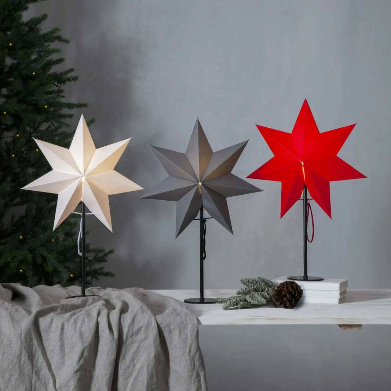 toile_sur_pied_mixa_mtalpapier_noirerouge_2.webp STAR TRADING Étoile sur pied Mixa métal/papier noire/rouge^ Lumière De Noël