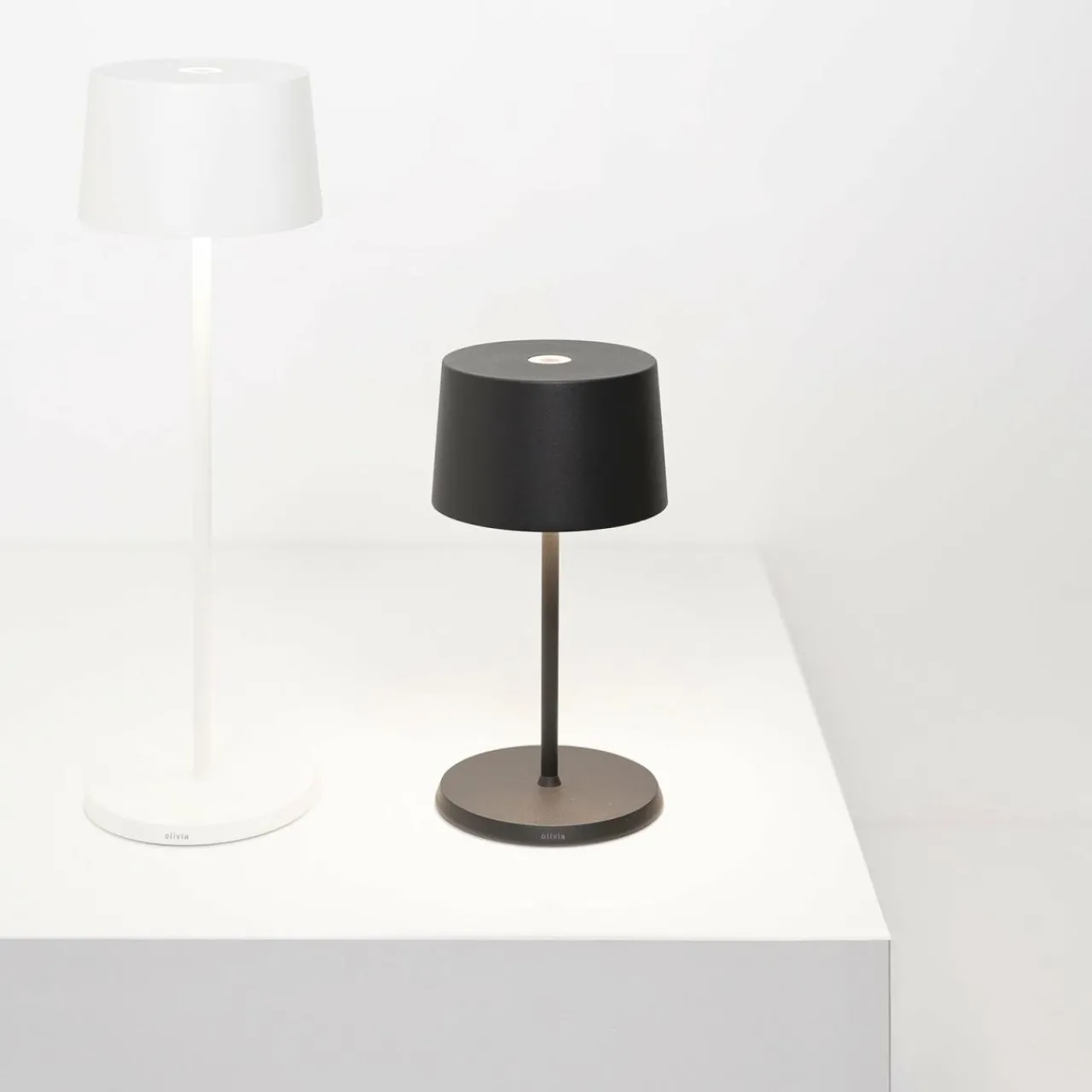 zafferano_olivia_mini_k_lampe_de_table_rechargeable_grise_0.webp Zafferano Olivia mini 3K lampe de table rechargeable grise^ Lampes Décoratives
