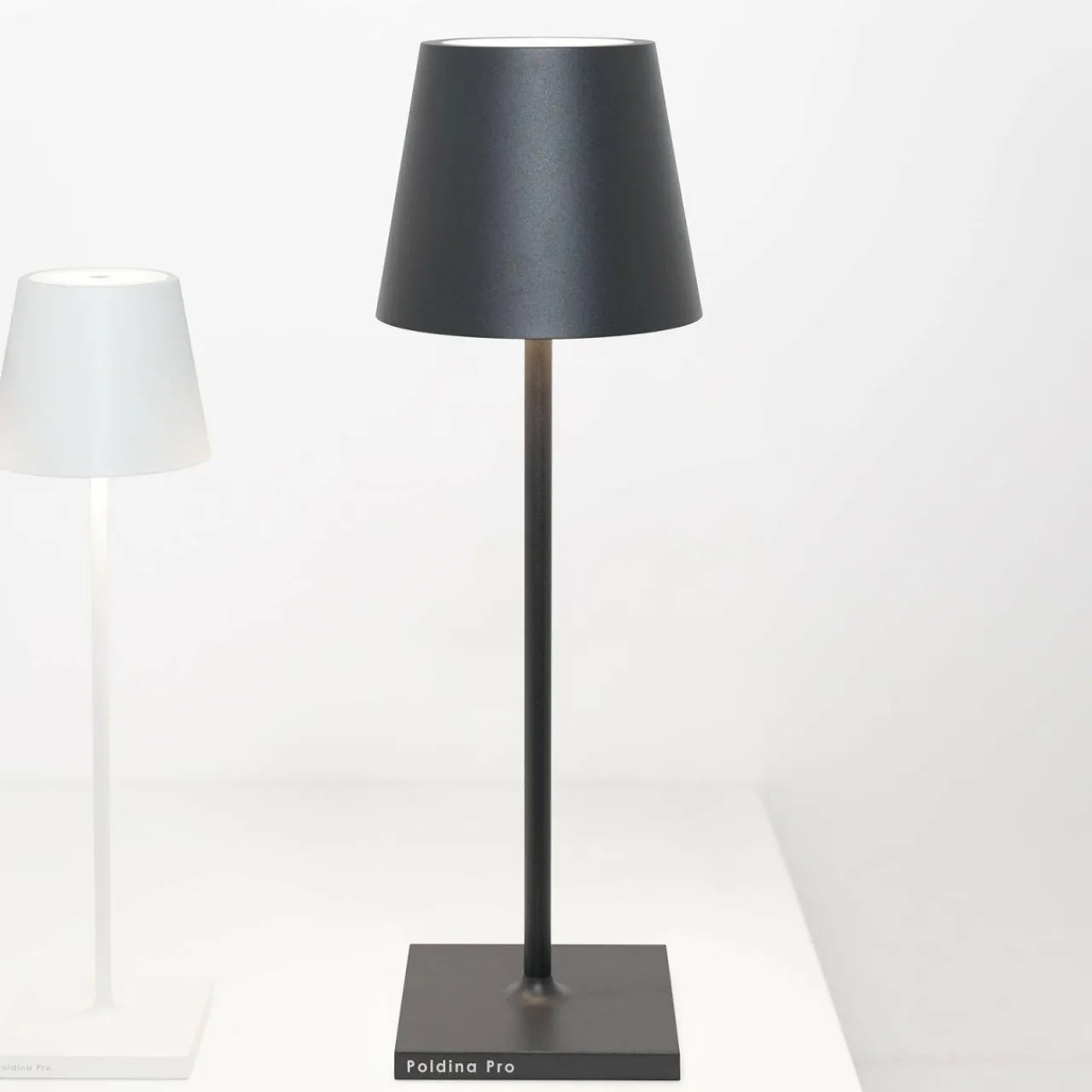zafferano_poldina_l_desk_lampe_batterie_ip_gris_1.webp Zafferano Poldina L Desk lampe batterie IP54 gris^ Lampes Décoratives