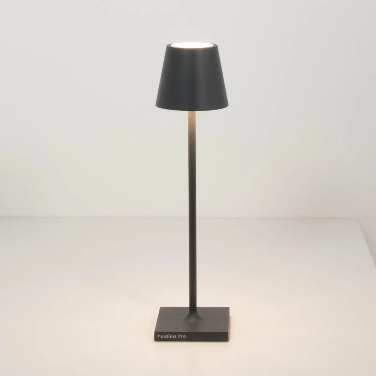 zafferano_poldina_micro_luminaire_rechargeable_ip_gris_fonc_1.webp Zafferano Poldina micro luminaire rechargeable, IP65 gris foncé^ Luminaires De Terrasse | Lampes Décoratives